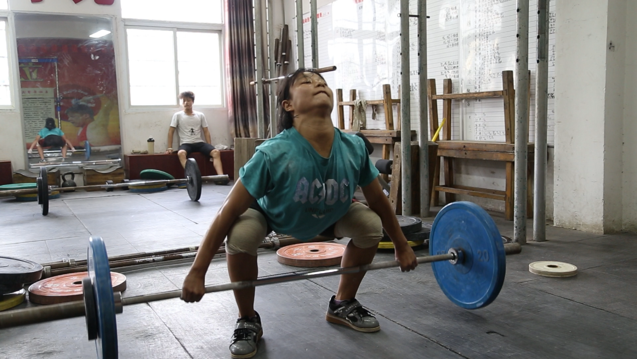 湖南省青少年举重锦标赛:学举重寻出路被教